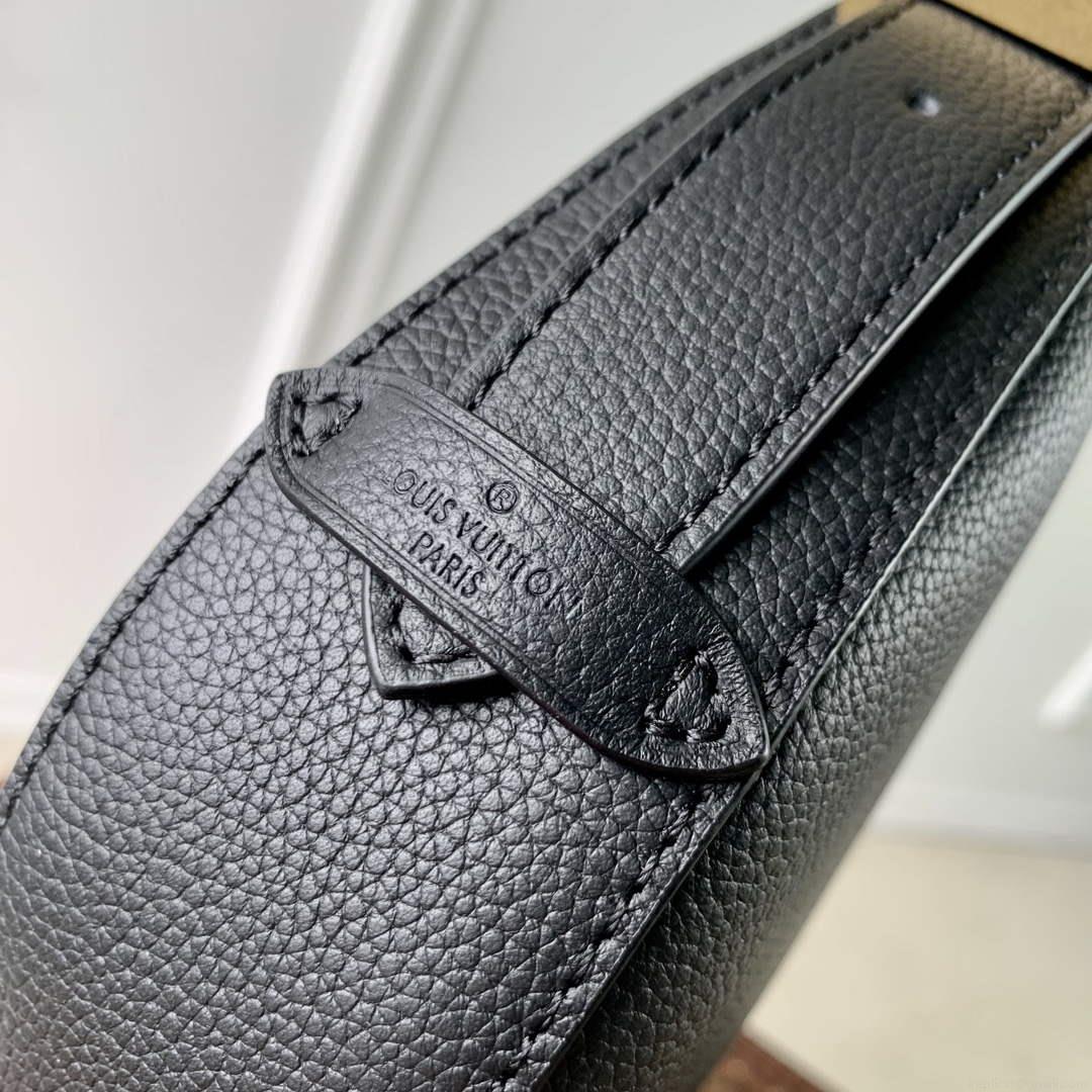 LV M11429 Louis Vuitton Low Key Bumbag Cognac Black