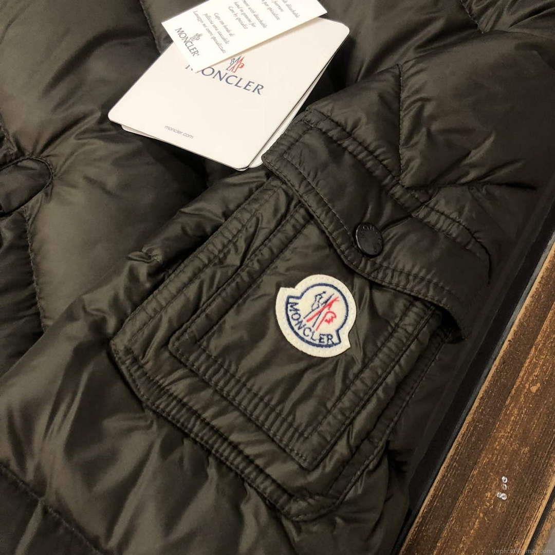 Moncler Short Classic Down Jacket M68737