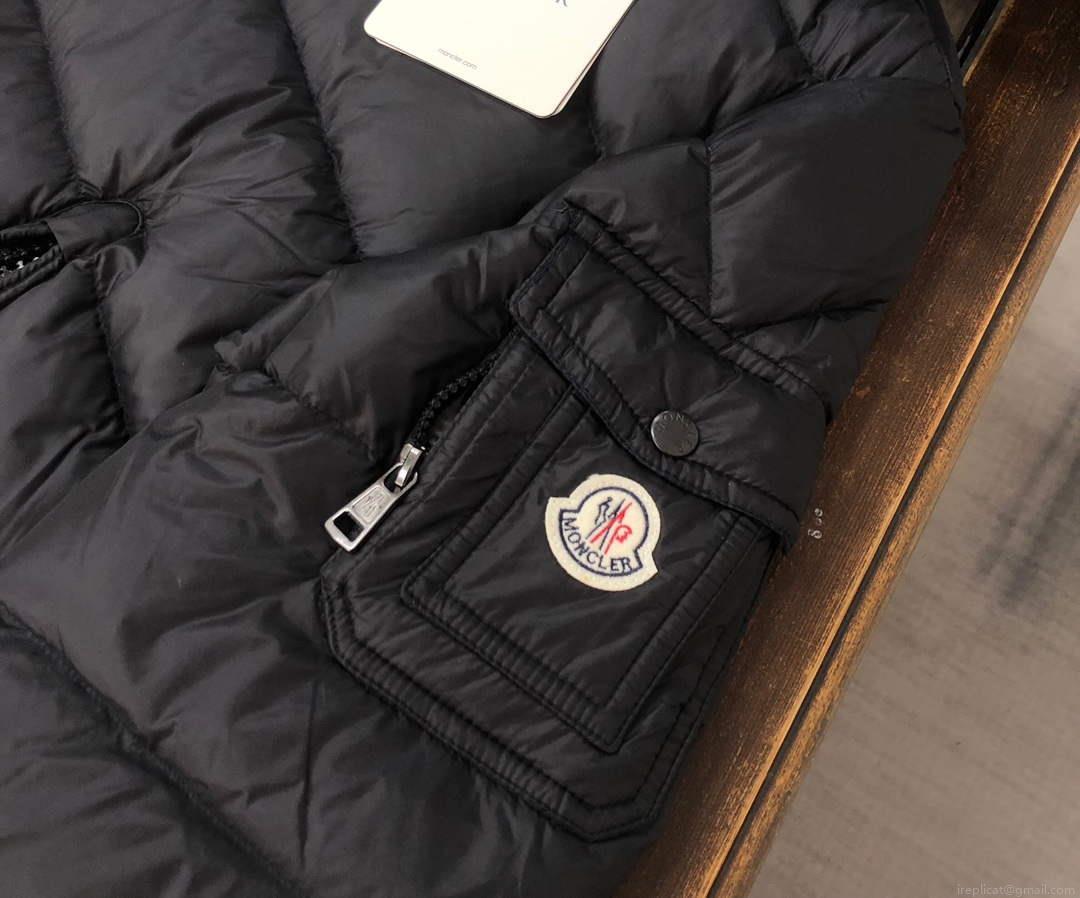 Moncler Short Classic Down Jacket M68739