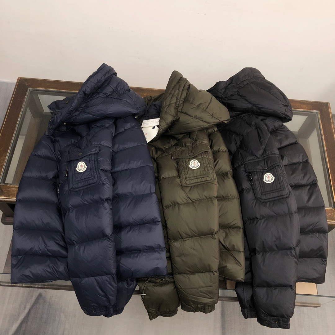 Moncler Short Classic Down Jacket M68742