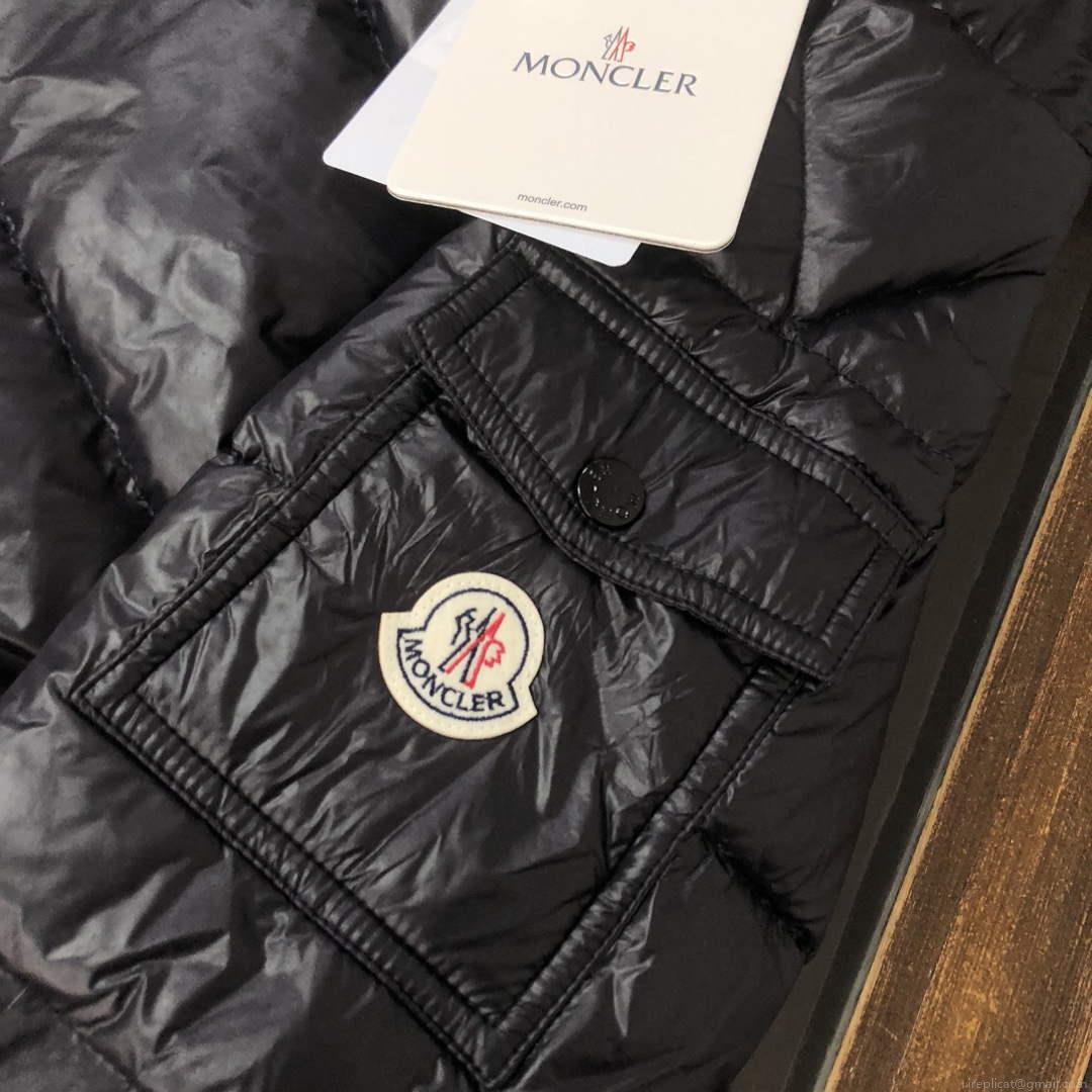 Moncler Short Classic Down Jacket M68743