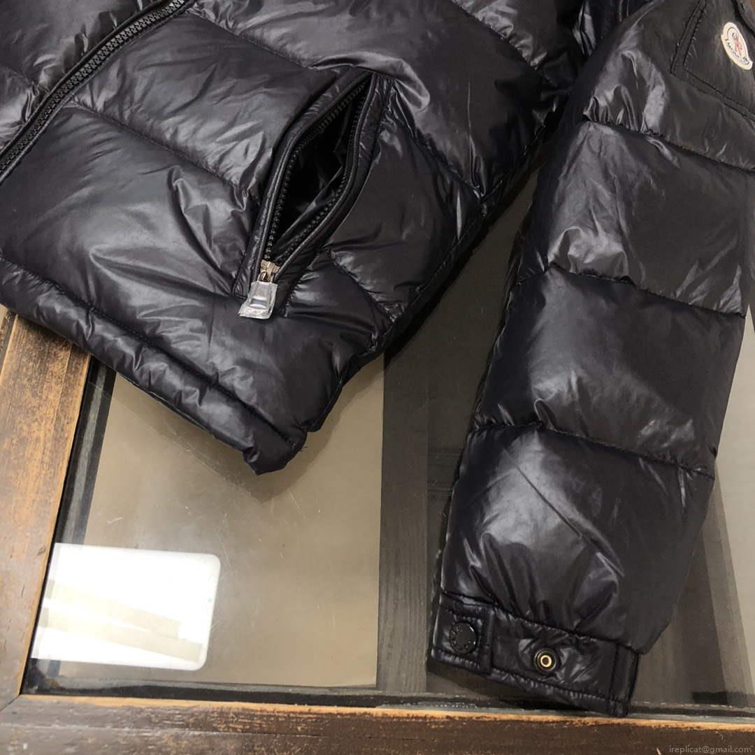 Moncler Short Classic Down Jacket M68743