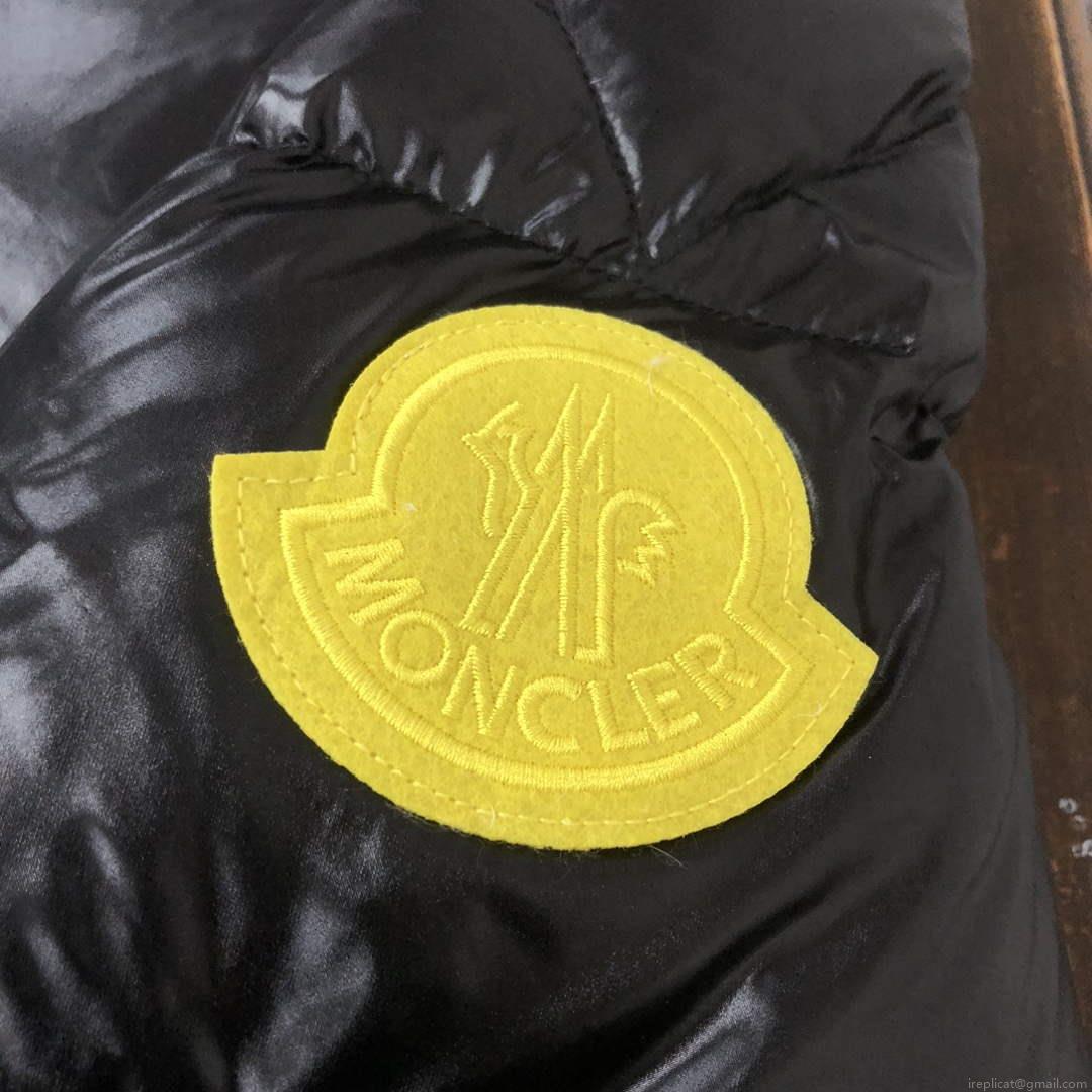 Moncler Short Classic Down Jacket M68734