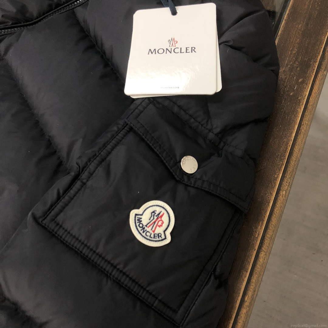 Moncler Short Classic Down Jacket M68736