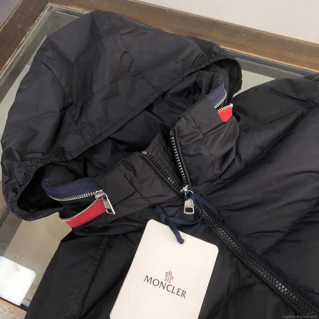 Moncler Short Classic Down Jacket M68736
