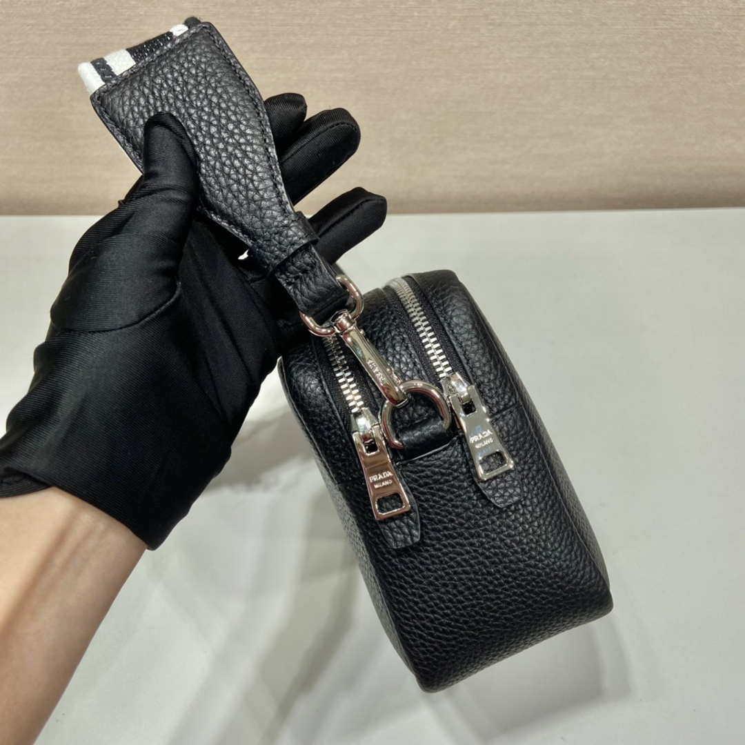 Prada Leather bag with shoulder strap 1BH082 Black