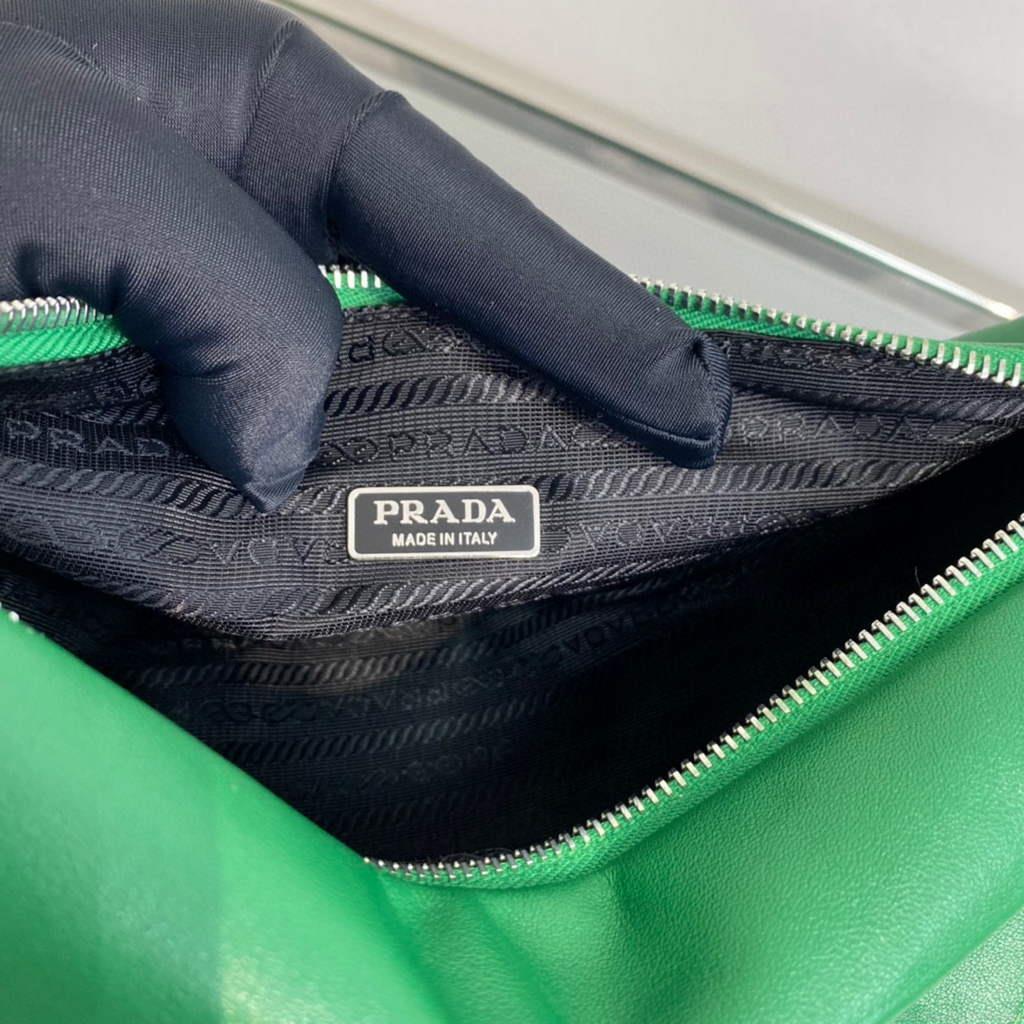 Prada Leather Prada Triangle shoulder bag 1BH190 Green