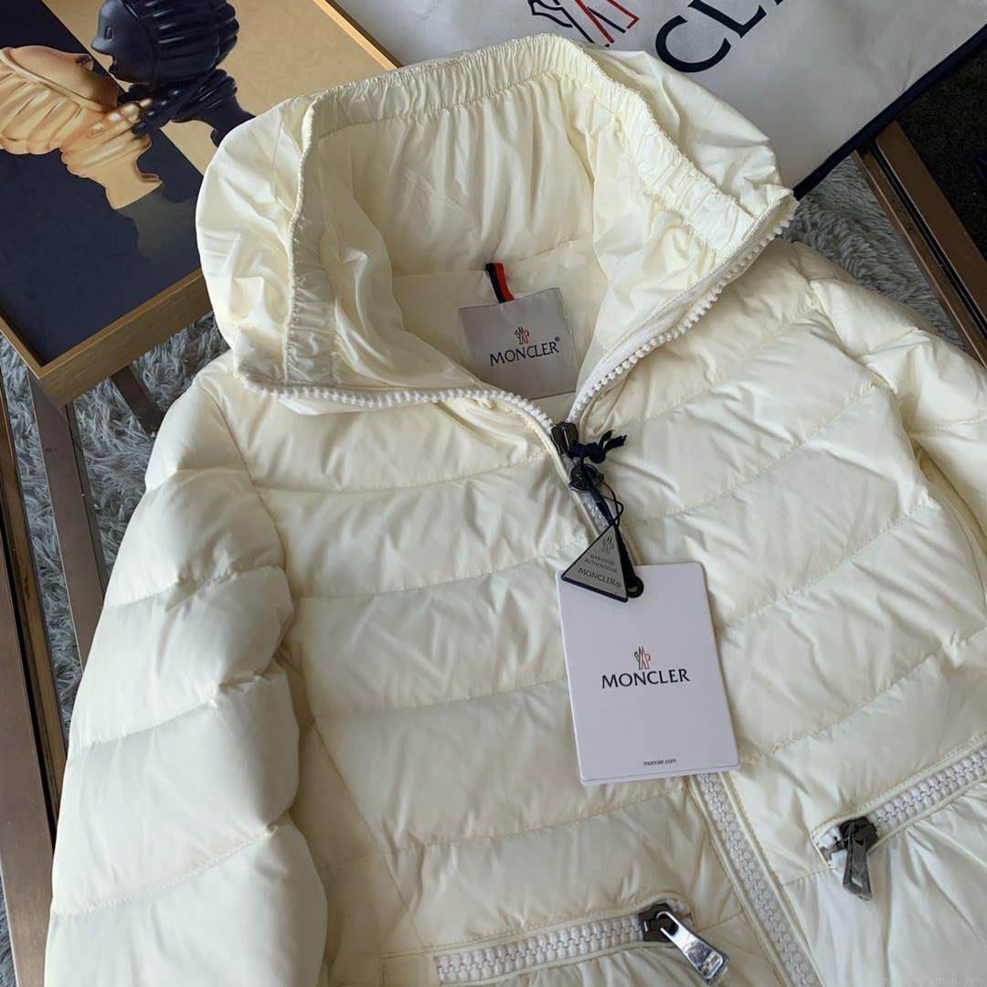 Moncler G20911A Women’s Short Down White 88630