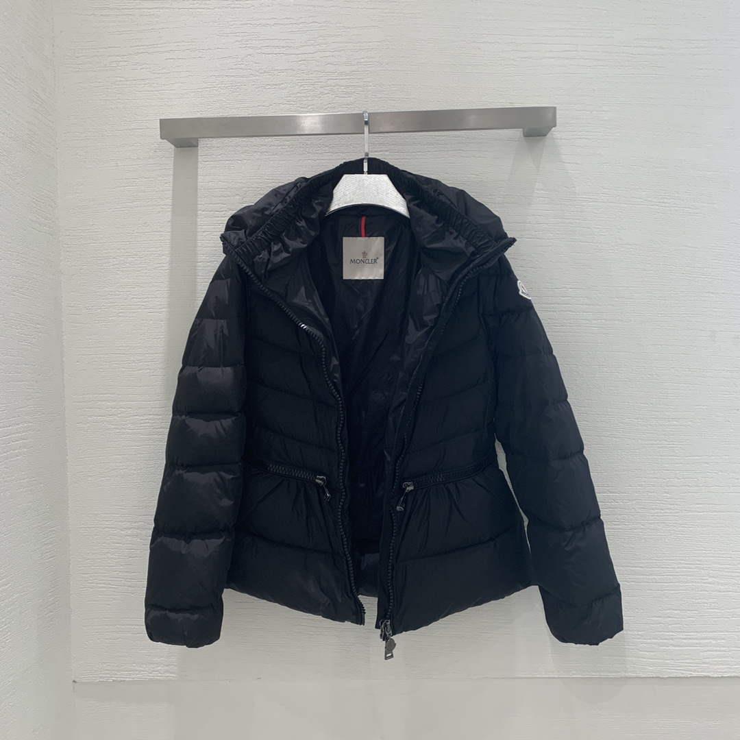 Moncler G20911A Women’s Short Down Black 88631