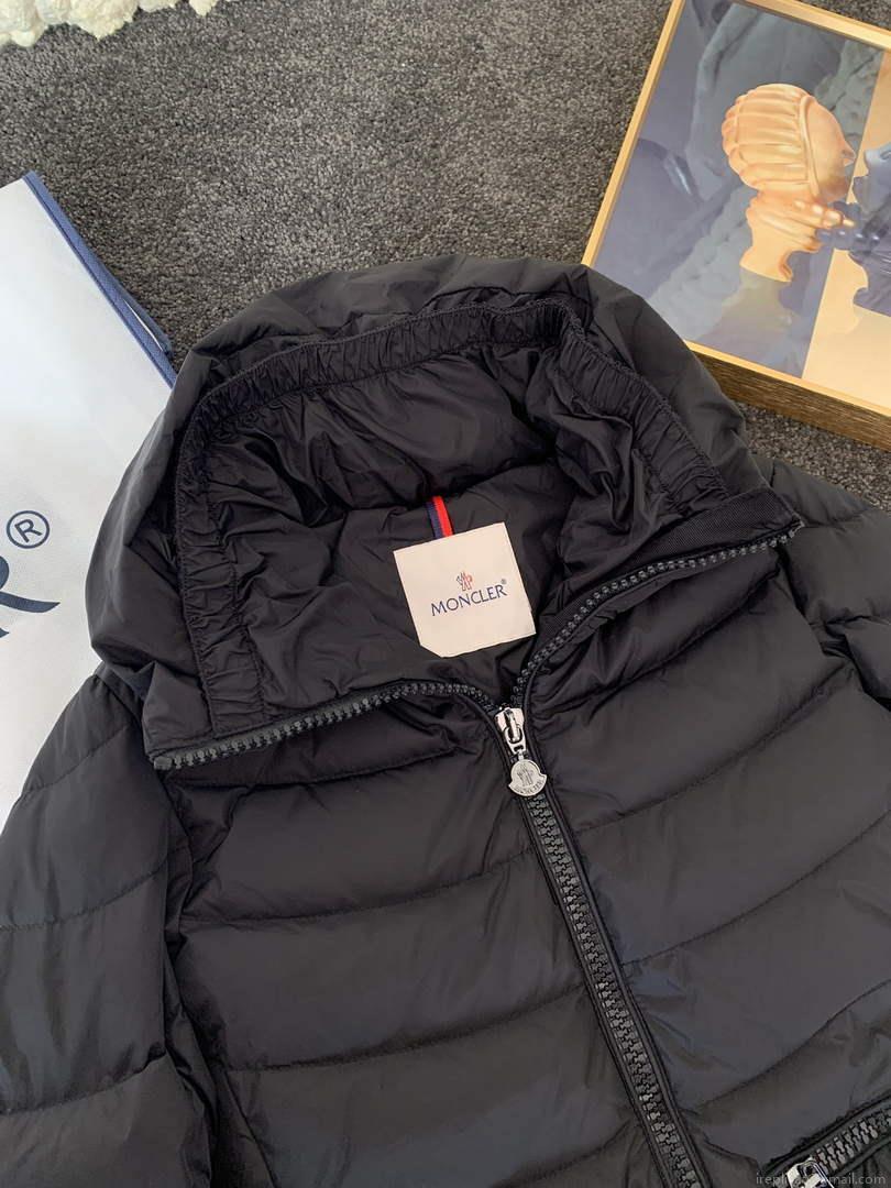 Moncler G20911A Women’s Short Down Black 88631
