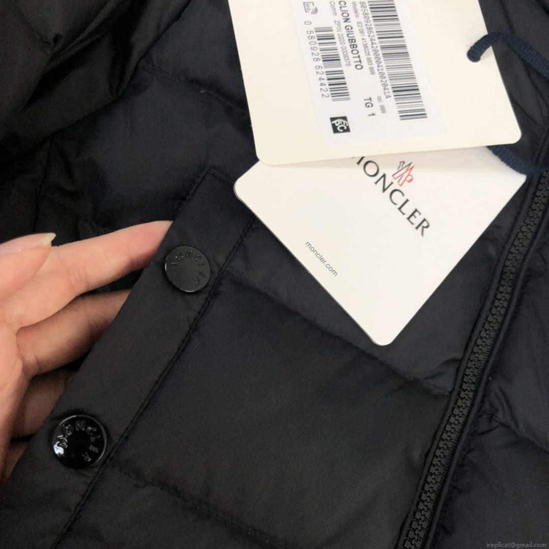 Moncler G20912A Women’s Short Down Black 88635