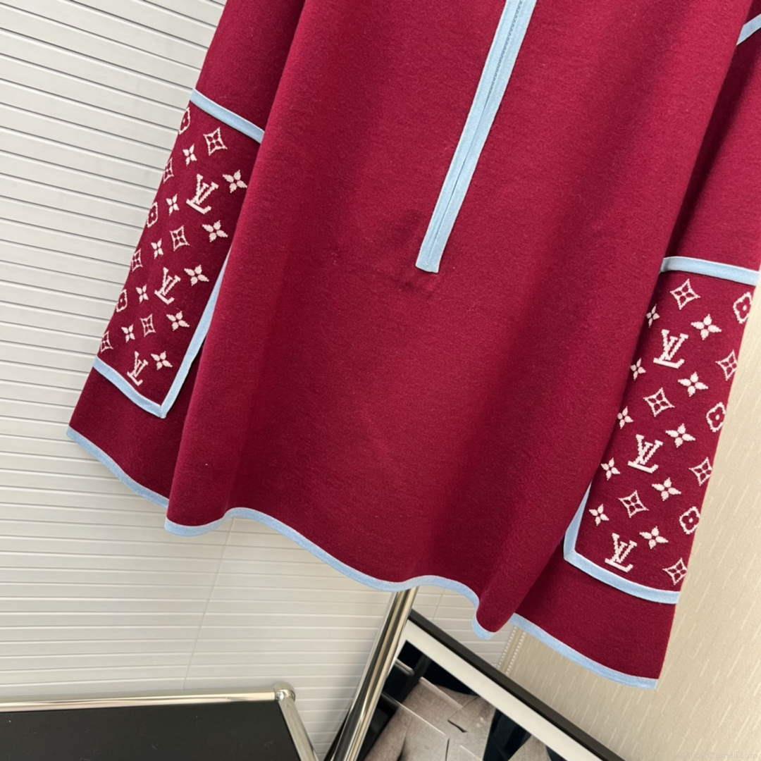 LV 1AAKJX Louis Vuitton Women’s Fashion Clothing Graphic Trim Pullover L55738