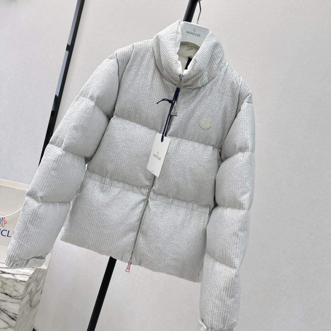 Moncler Women’s Fashion Clothing Short Down Coat M68730