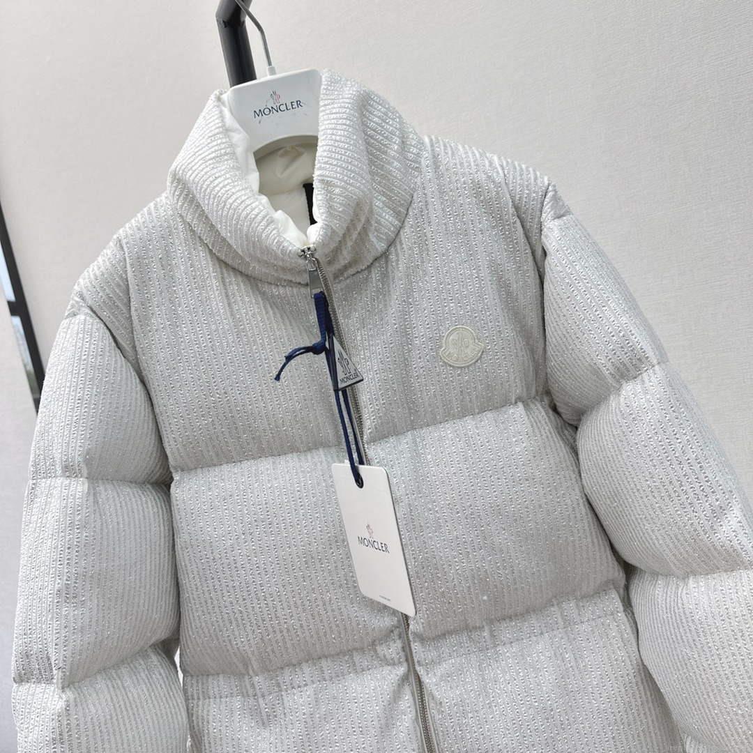 Moncler Women’s Fashion Clothing Short Down Coat M68730
