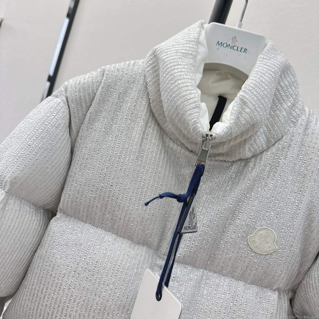 Moncler Women’s Fashion Clothing Short Down Coat M68730