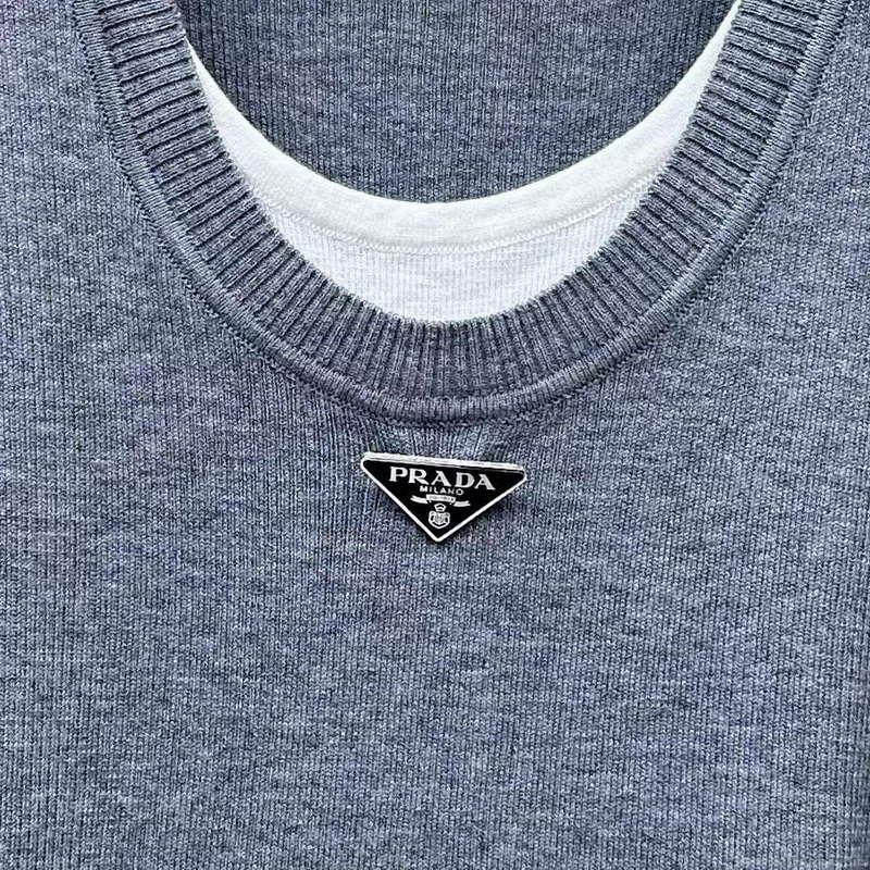 Prada Women’s T-shirt Fashion Clothing P89211