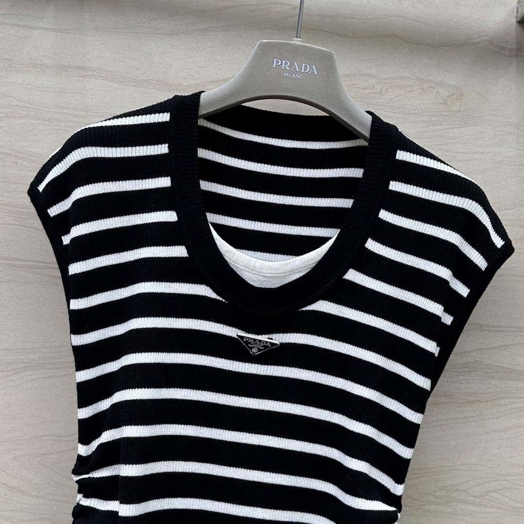 Prada Women’s T-shirt Fashion Clothing P89212