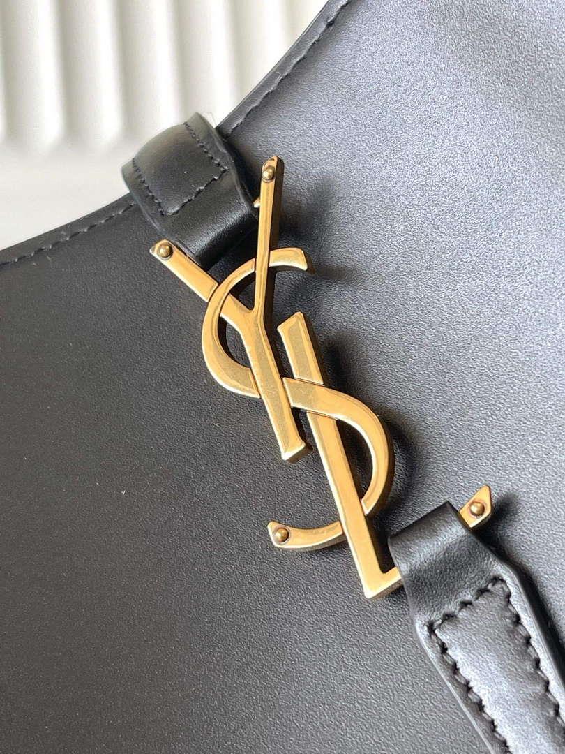 YSL 7428282 Le 37 Bucket In Shiny Leather Black