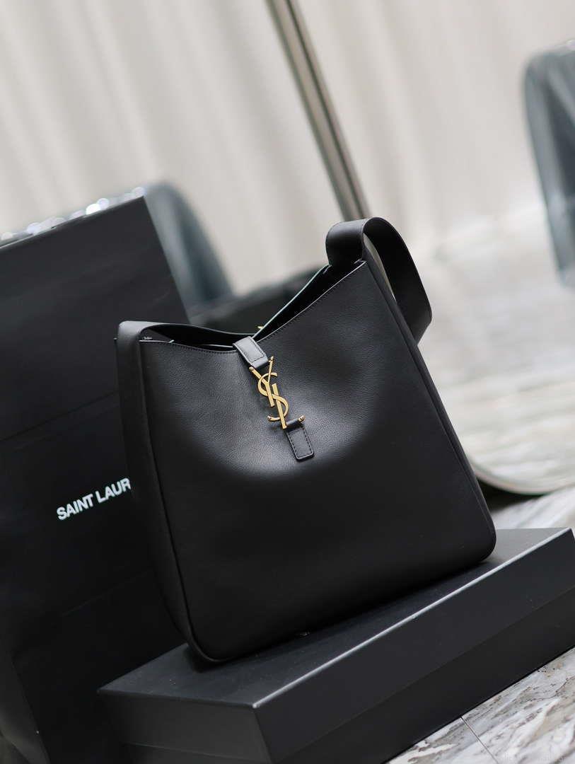 YSL 753837 Le 5 À 7 Supple Large In Smooth Leather Black