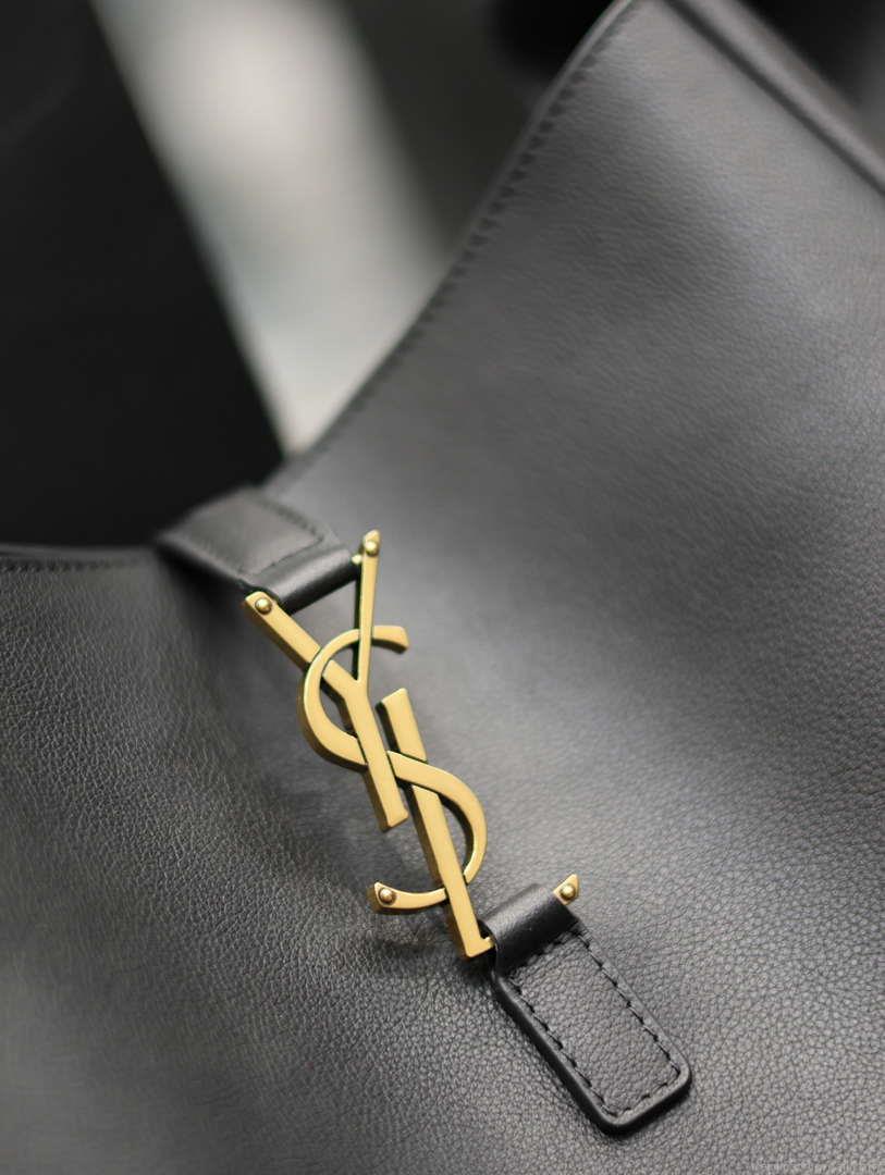 YSL 753837 Le 5 À 7 Supple Large In Smooth Leather Black