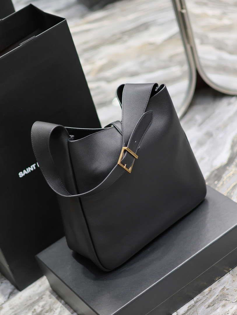 YSL 753837 Le 5 À 7 Supple Large In Smooth Leather Black