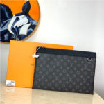 LV Discovery Pochette - Image 2