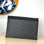 LV Discovery Pochette - Image 3