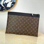 LV Pochette Discovery GM - Image 3