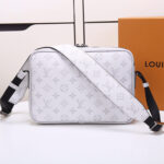 LV Outdoor Messenger - Image 3