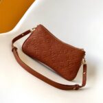 LV Pochette Liv - Image 4