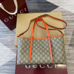 GG Emblem medium tote bag - Image 4