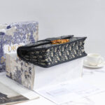 30 MONTAIGNE CHAIN BAG - Image 5