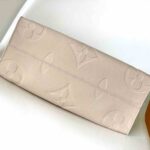 LV Onthego MM - Image 5