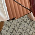 GG Emblem small shoulder bag - Image 6