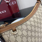 GG Emblem medium shoulder bag - Image 6