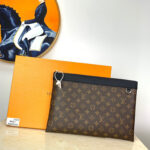 LV Pochette Discovery GM - Image 7