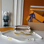 LV Pochette Métis East West - Image 8