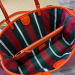 GG Emblem medium tote bag - Image 8