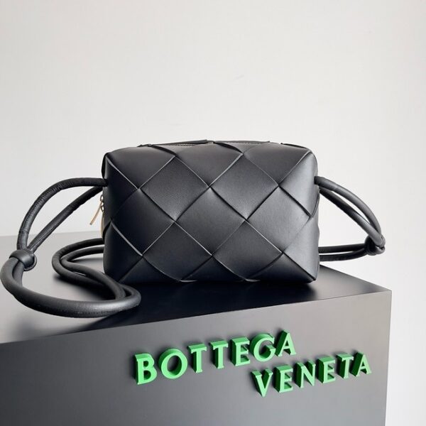 Bottega Veneta Intrecciato Concert Pouch D794258 black