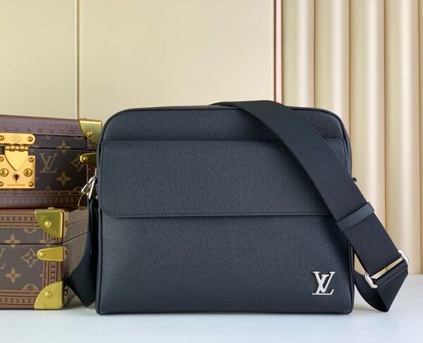 M30260 Louis Vuitton Mesenger black